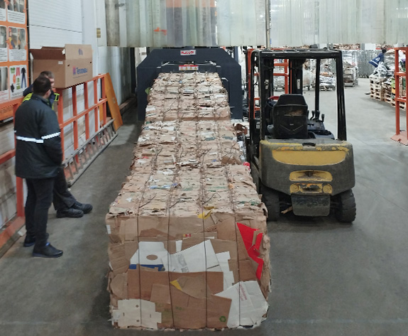 ロシアの大規模チェーンスーパーマーケット向けの高効率カートンベーラーソリューション