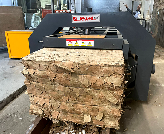 ロシアのカートン工場向けの全自動廃棄物梱包システム