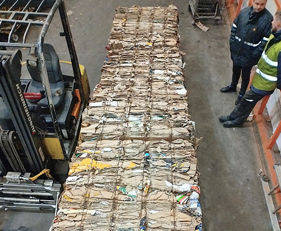 ロシアの大規模チェーンスーパーマーケット向けの高効率カートンベーラーソリューション